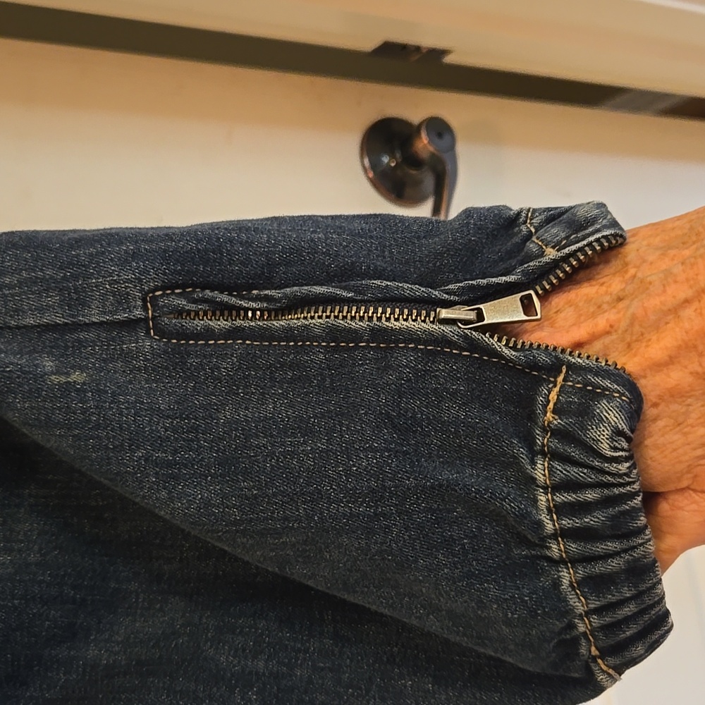 Women's Cropped Distressed Jeans - Picture 3 of 11